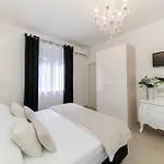 Square Luxury Boutique