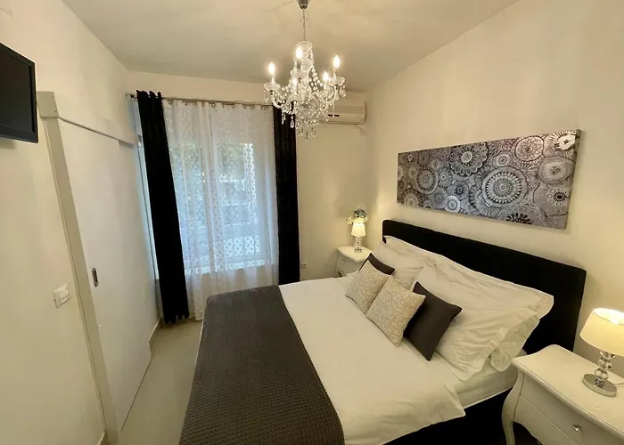 Square Luxury Boutique