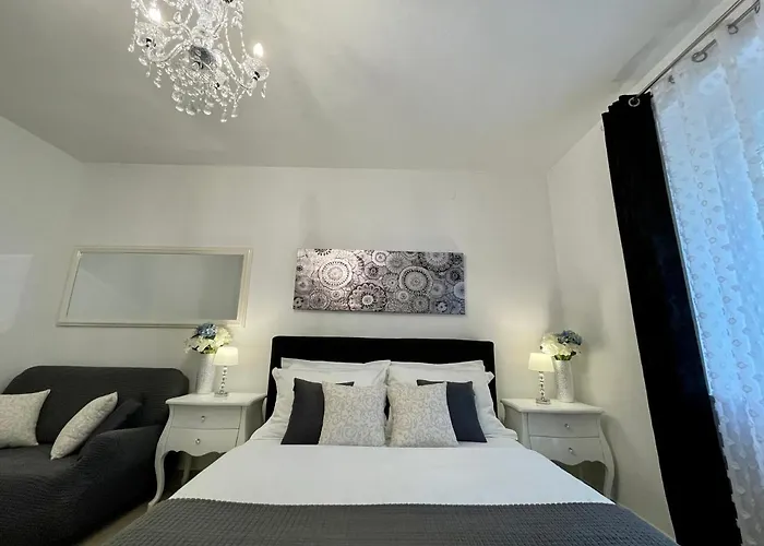 Square Luxury Boutique